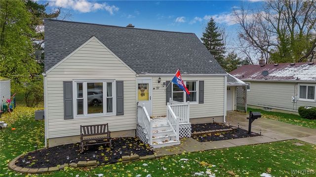 27 South Irwinwood Road, Lancaster, NY 14086