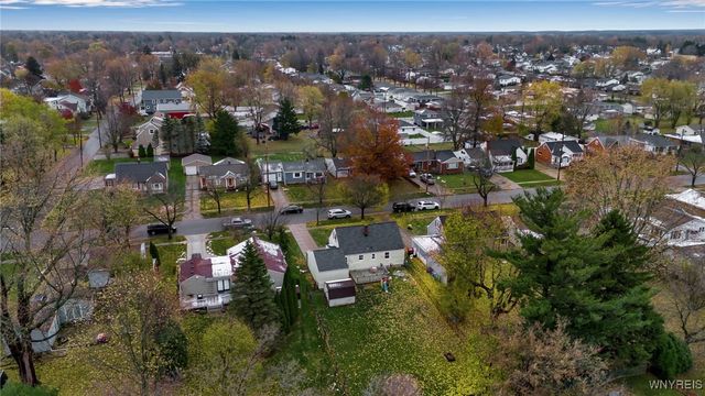 27 South Irwinwood Road, Lancaster, NY 14086