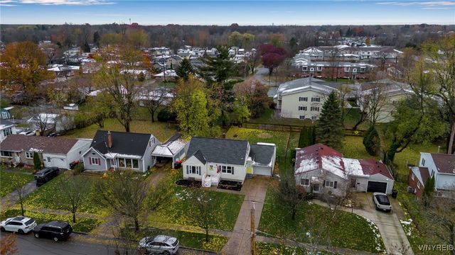 27 South Irwinwood Road, Lancaster, NY 14086