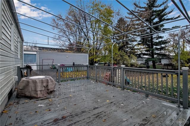 27 South Irwinwood Road, Lancaster, NY 14086