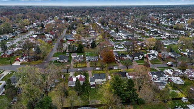 27 South Irwinwood Road, Lancaster, NY 14086