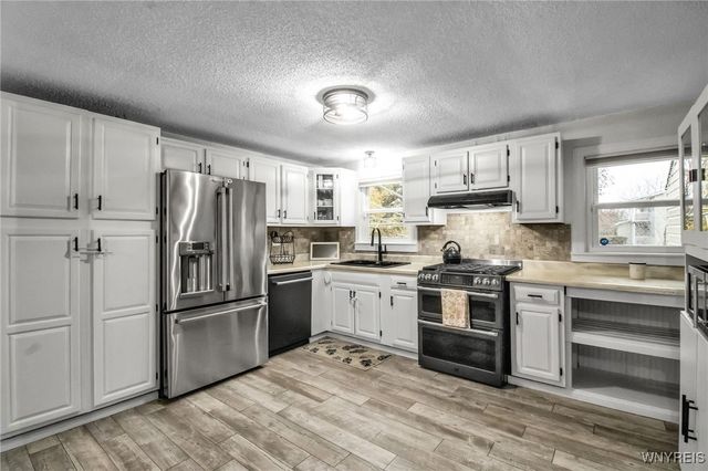 27 South Irwinwood Road, Lancaster, NY 14086