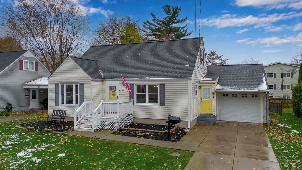 27 South Irwinwood Road, Lancaster, NY 14086