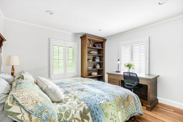 518 Newton St, Brookline, MA 02467