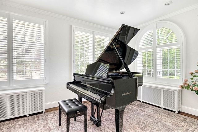 518 Newton St, Brookline, MA 02467