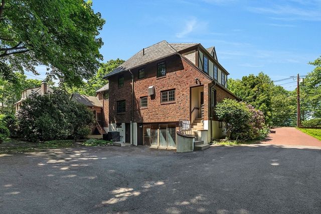 518 Newton St, Brookline, MA 02467