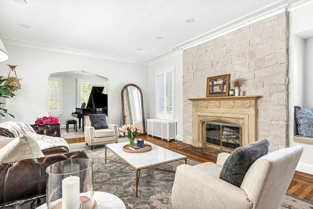 518 Newton St, Brookline, MA 02467