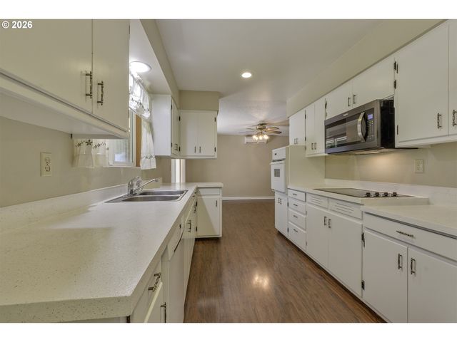 3027 RAYMOND St, Forest Grove, OR 97116