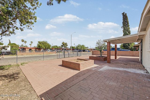 325 W Santa Paula Street, Tucson, AZ 85706
