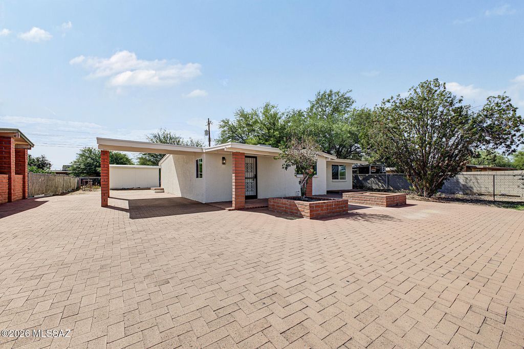 325 W Santa Paula Street, Tucson, AZ 85706