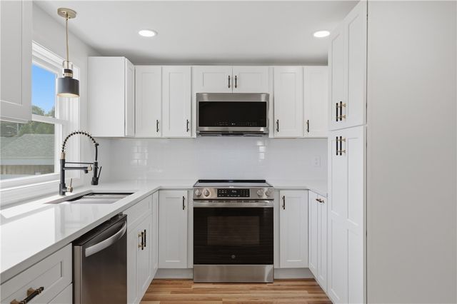 25 Stoneham Street, Cranston, RI 02920
