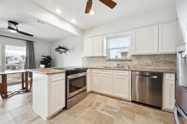 223 Easterly Drive, Tiki Island, TX 77554