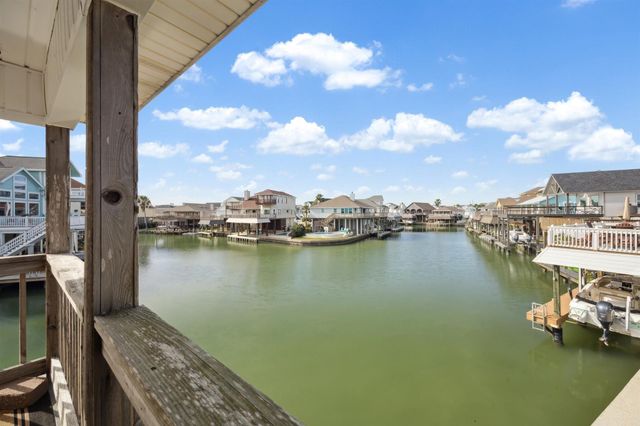 223 Easterly Drive, Tiki Island, TX 77554
