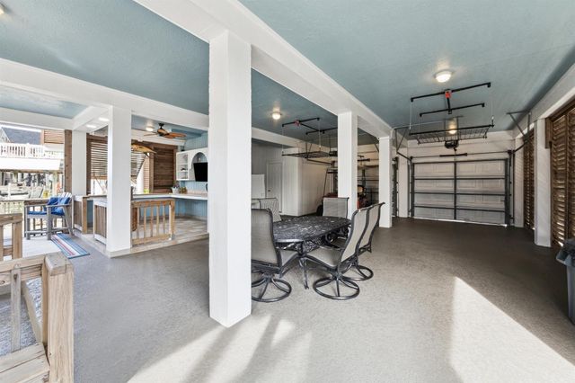 223 Easterly Drive, Tiki Island, TX 77554