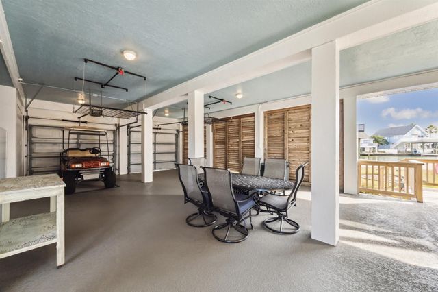 223 Easterly Drive, Tiki Island, TX 77554