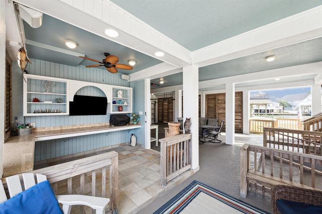 223 Easterly Drive, Tiki Island, TX 77554