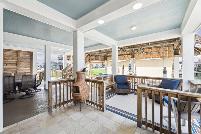 223 Easterly Drive, Tiki Island, TX 77554