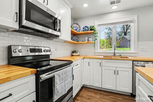 1260 Cramton Avenue NE, Ada, MI 49301