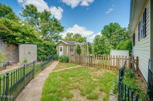 490 Cockatiel Road, Limestone, TN 37681