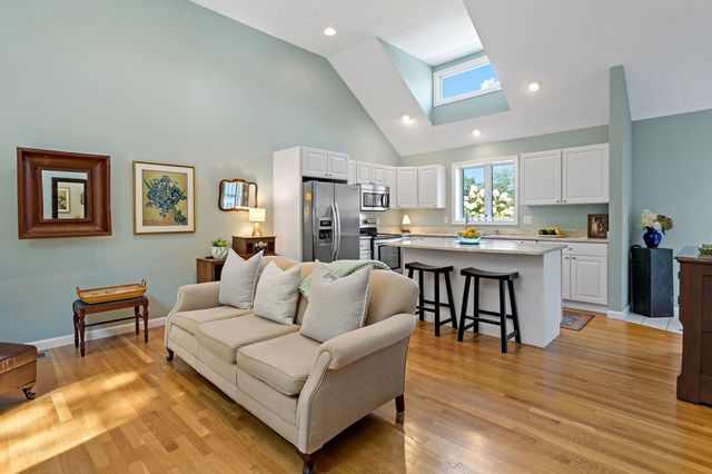 393 North Falmouth Hwy 9, Falmouth, MA 02556