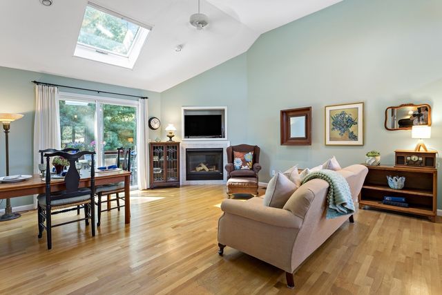 393 North Falmouth Hwy 9, Falmouth, MA 02556