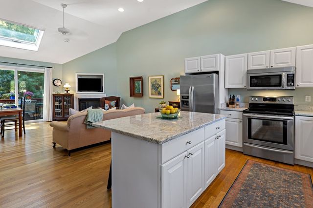 393 North Falmouth Hwy 9, Falmouth, MA 02556