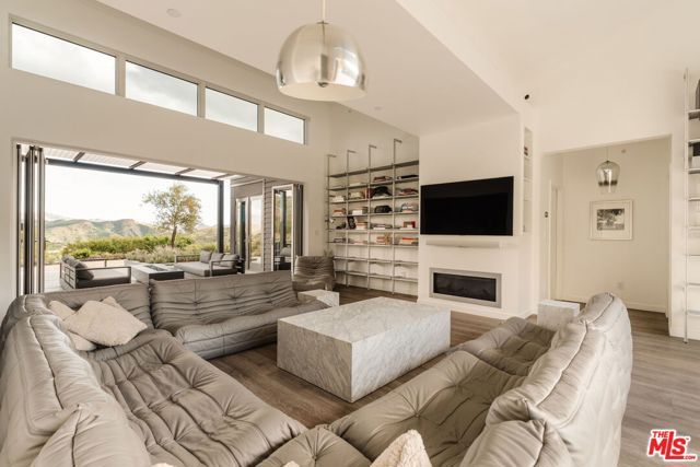 3649 Kanan Road, Agoura Hills, CA 91301