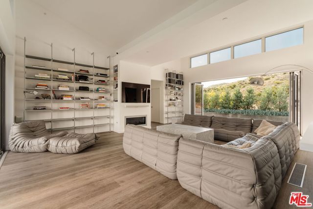 3649 Kanan Road, Agoura Hills, CA 91301