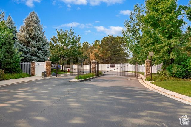 274 E PARK KNOLL CIR, Sandy, UT 84070