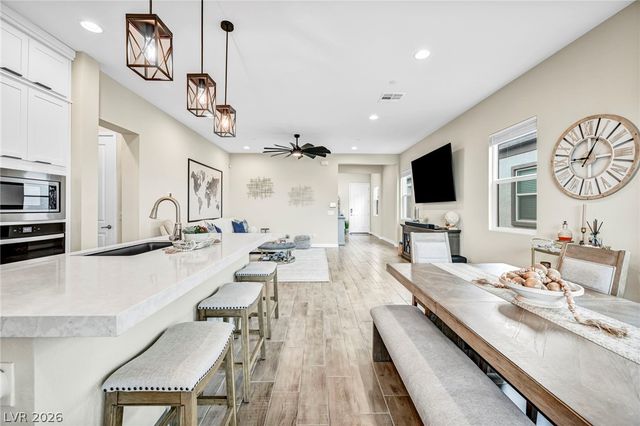 140 Royal Cascade Avenue, Henderson, NV 89011