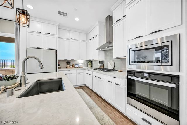 140 Royal Cascade Avenue, Henderson, NV 89011