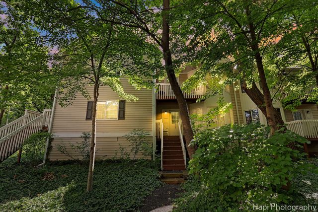 337 W Treehouse Lane 11-2, Round Lake, IL 60073