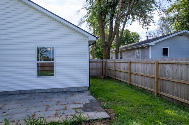 717 S CENTRAL ST, Centralia, MO 65240