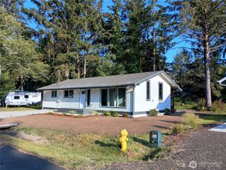 367 Eridani Loop SE, Ocean Shores, WA 98569