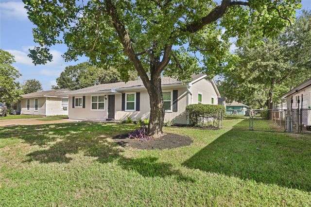 7111 Oak Village Drive, Houston, TX 77396