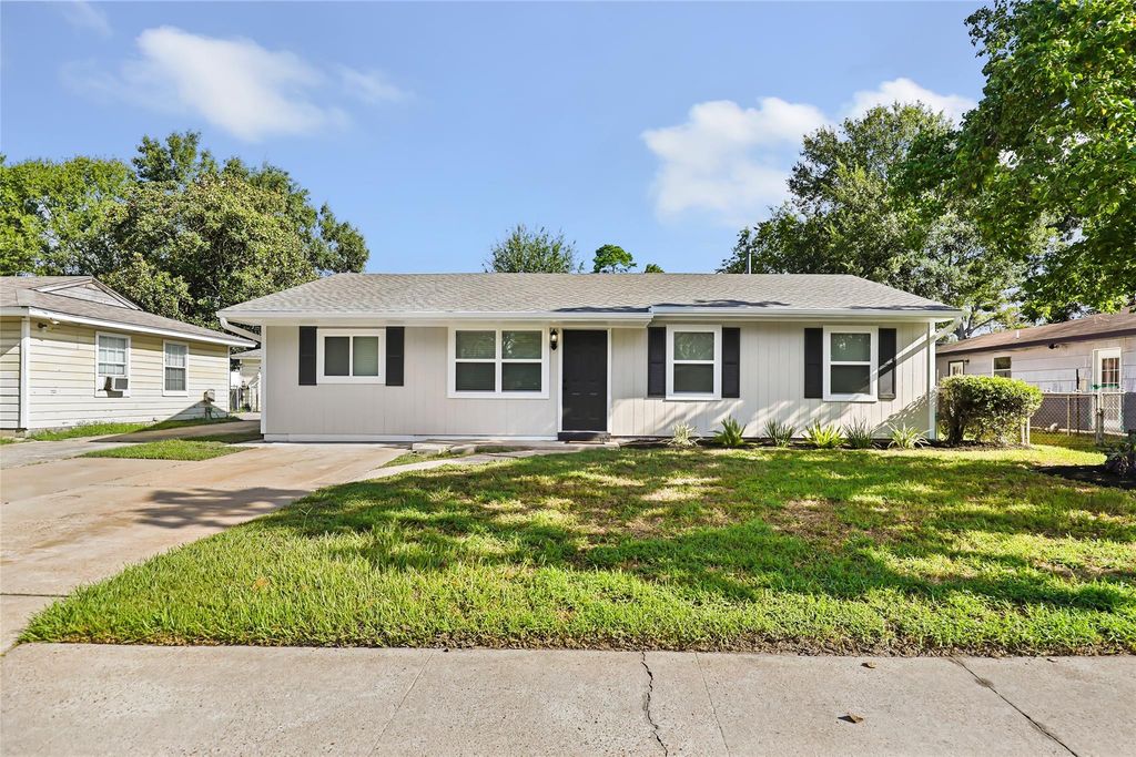 7111 Oak Village Drive, Houston, TX 77396