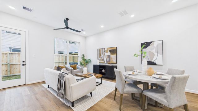 5028 Creekmont Drive, Houston, TX 77091