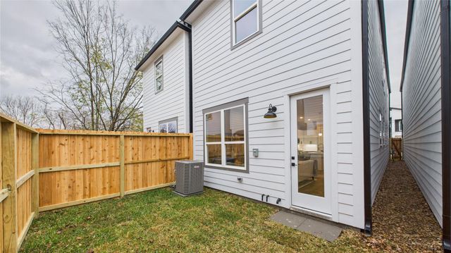 5028 Creekmont Drive, Houston, TX 77091