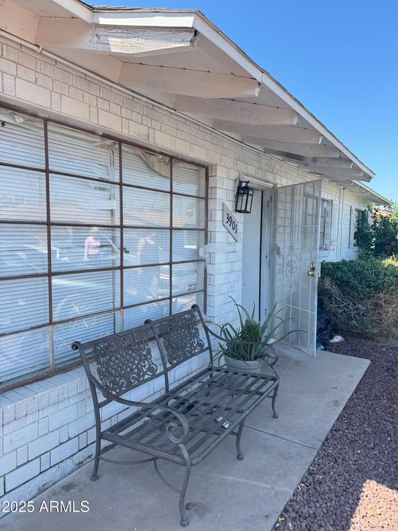 Image 1 of property listing at 3901 W KEIM Drive, Phoenix, AZ 85019