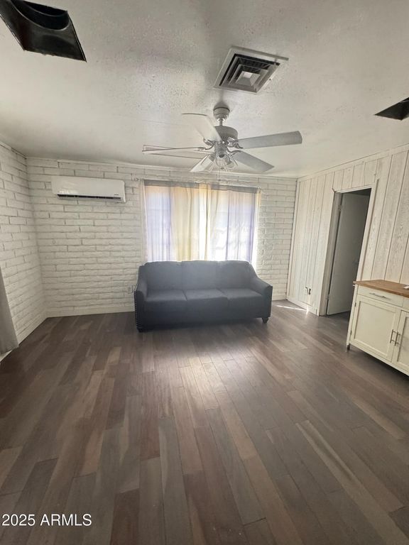 Image 10 of property listing at 3901 W KEIM Drive, Phoenix, AZ 85019
