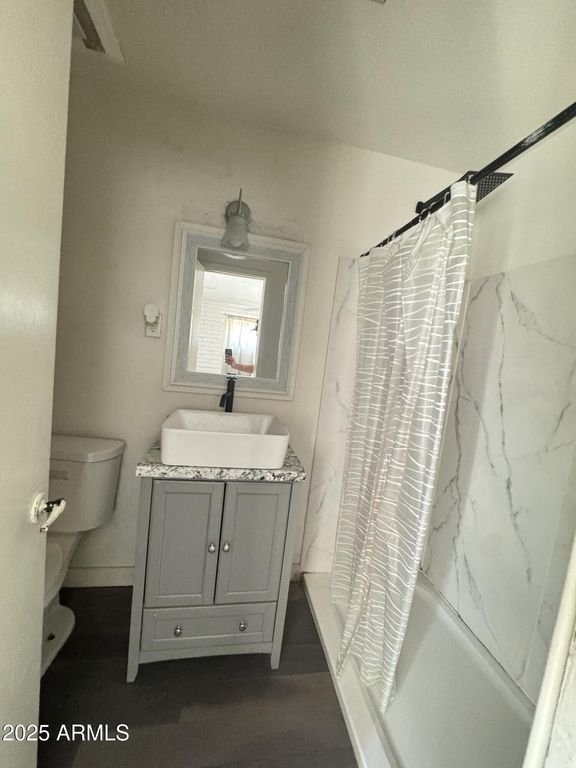 Image 11 of property listing at 3901 W KEIM Drive, Phoenix, AZ 85019