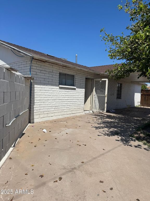 Image 12 of property listing at 3901 W KEIM Drive, Phoenix, AZ 85019