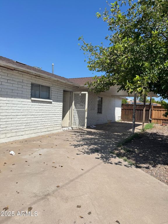 Image 13 of property listing at 3901 W KEIM Drive, Phoenix, AZ 85019