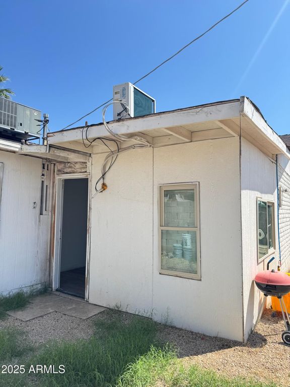 Image 15 of property listing at 3901 W KEIM Drive, Phoenix, AZ 85019