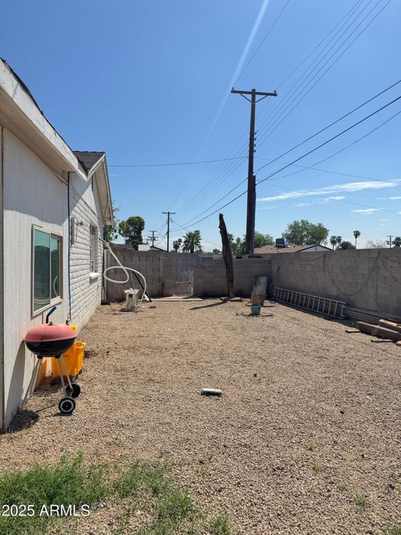 Image 16 of property listing at 3901 W KEIM Drive, Phoenix, AZ 85019
