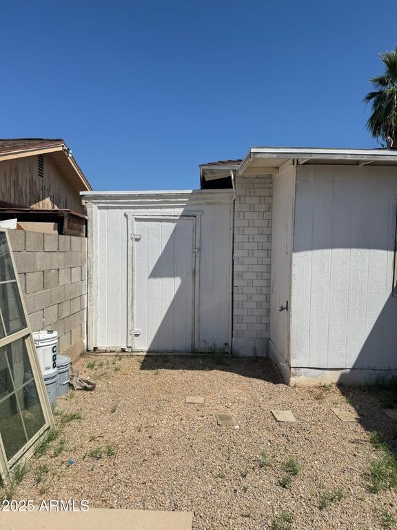 Image 18 of property listing at 3901 W KEIM Drive, Phoenix, AZ 85019
