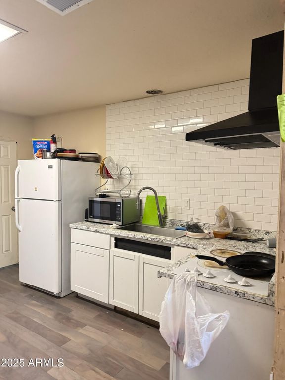 Image 3 of property listing at 3901 W KEIM Drive, Phoenix, AZ 85019