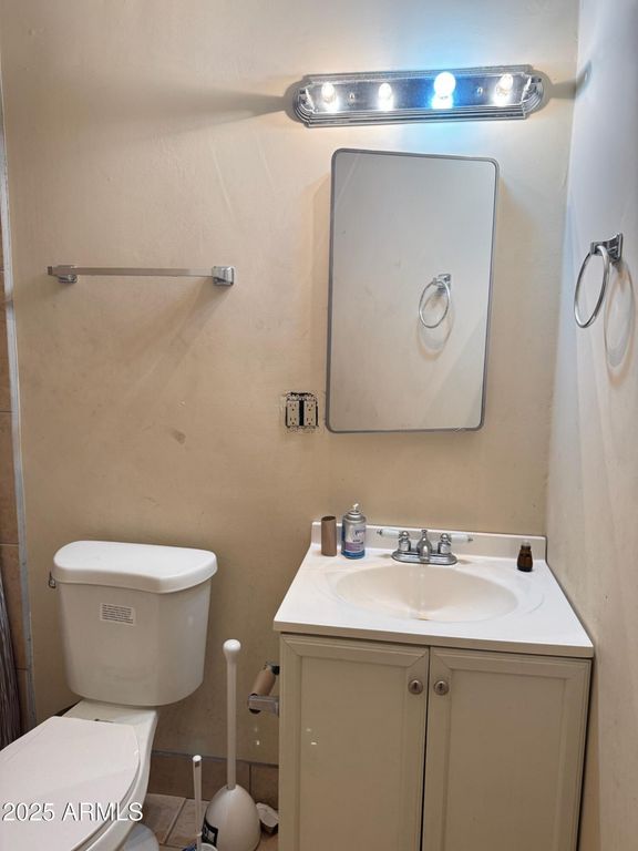 Image 4 of property listing at 3901 W KEIM Drive, Phoenix, AZ 85019