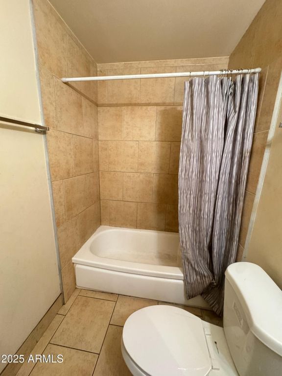 Image 5 of property listing at 3901 W KEIM Drive, Phoenix, AZ 85019