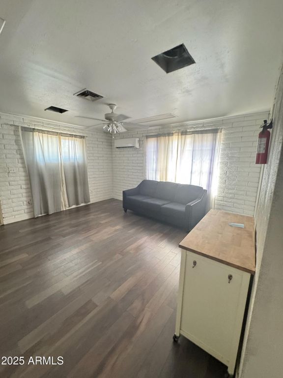 Image 8 of property listing at 3901 W KEIM Drive, Phoenix, AZ 85019